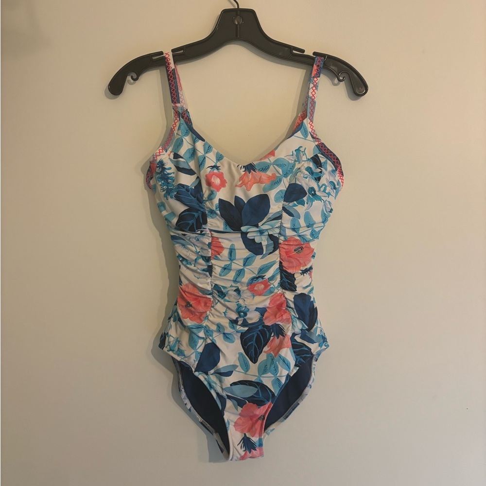 SEAFOLLY Australia women’s one piece swimsuit! Floral pattern. Size 10DD